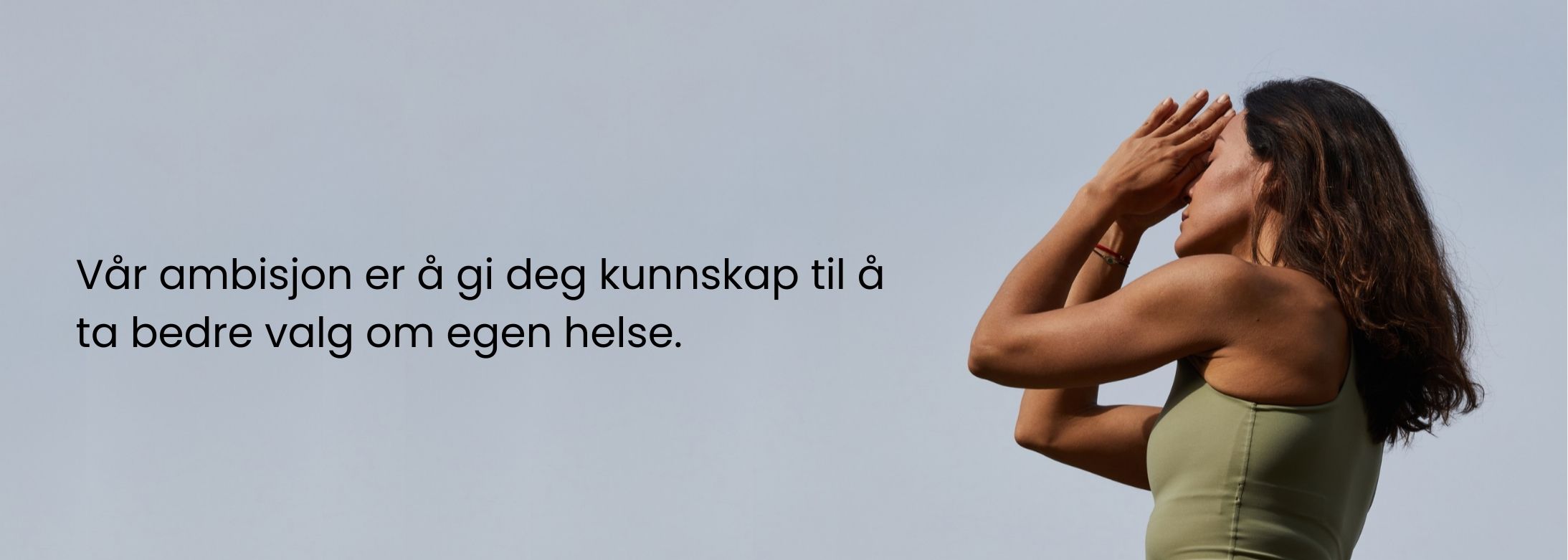 Kvinne som utfører yoga ute i naturen