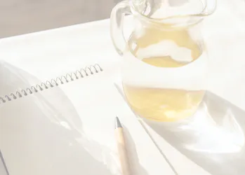 Mugge med vann og kosttilskudd i rolige omgivelser som illustrerer kunnskap og helse