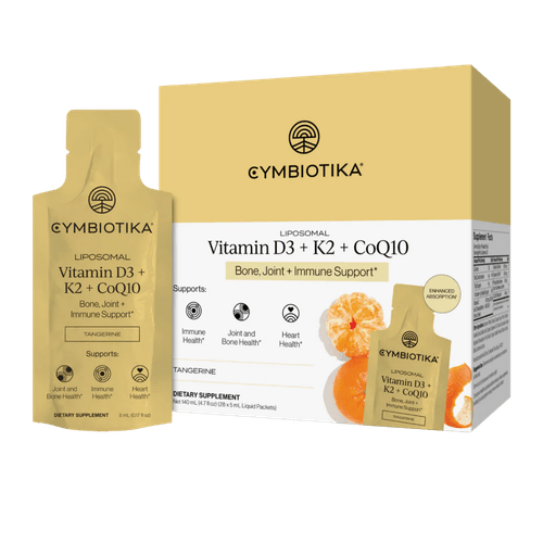 Cymbiotika Liposomal Vitamin D3 + K2 + CoQ10 i porsjonspose og eske. Flytende liposomalt kosttilskudd med vitamin D3, vitamin K2 og koenzym Q10.